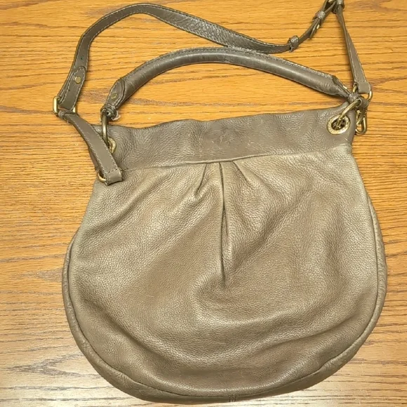 Marc Jacobs Beige Leather Shoulder Bag with Gold Accents - Picture 4 of 7